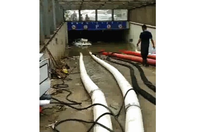 二環(huán)支路沙口路，山東消防兩臺，我們?nèi)_潛水泵同時運行，一切正常了